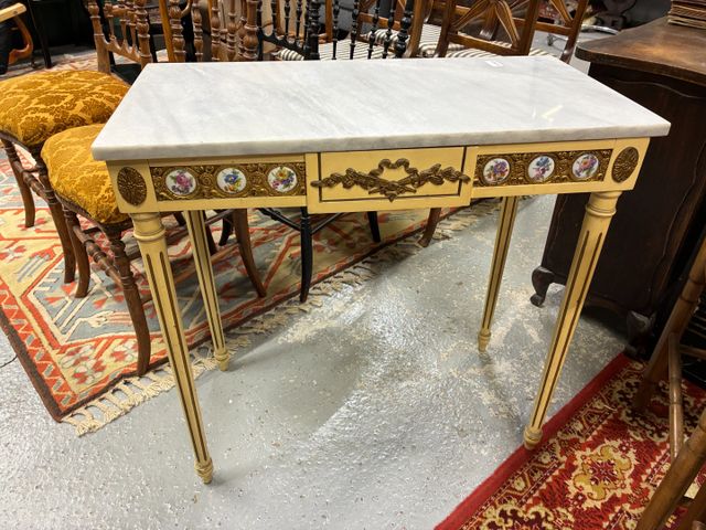 Petite table console de style Louis XVI en bois rechampi blanc à ...