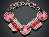 un gros plan d'un collier rose et argent sur fond noir