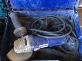 une boîte à outils avec des outils posés sur une table