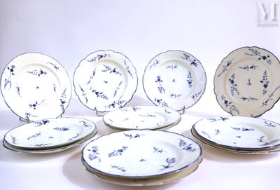 six assiettes ornées de fleurs bleues, posées sur une table blanche