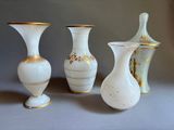 trois vases posés l'un à côté de l'autre sur une table