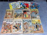 beaucoup de vieilles bandes dessinées sur la table