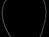 un collier en or dont la chaîne est mise en valeur sur un fond noir