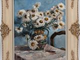 tableau représentant des fleurs dans un vase posé sur une table avec une chaise