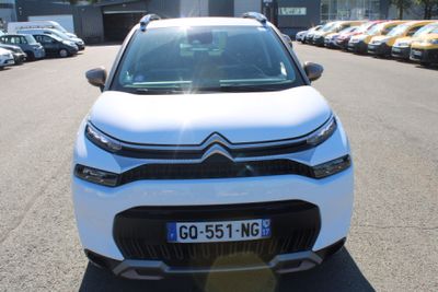 l'avant d'une Citroën blanche garée sur un parking