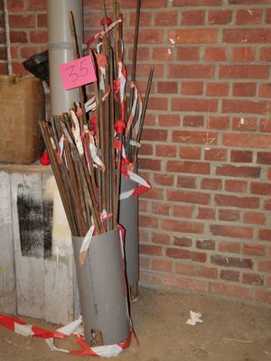 un bouquet de brindilles dans un vase posé par terre