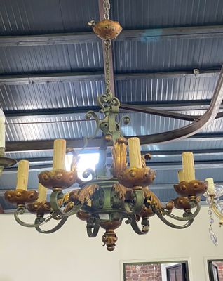 un lustre suspendu au plafond