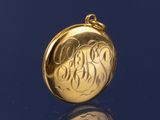 un cadenas en or orné d'un monogramme