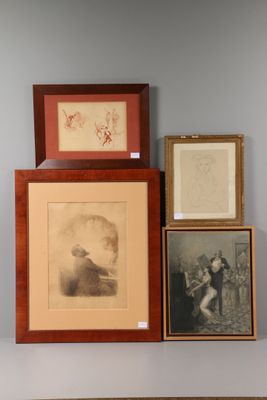 de nombreuses photos encadrées sur le mur de cette pièce