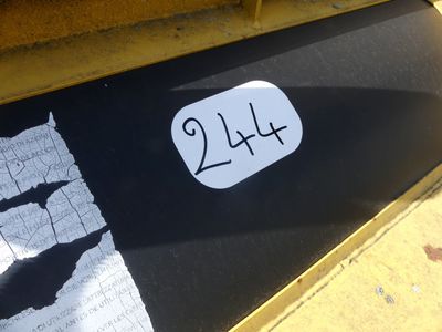 un autocollant à l'arrière d'un camion-benne sur lequel est inscrit « 24 4 »