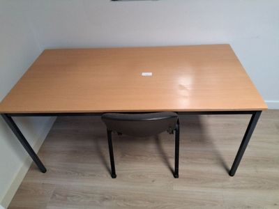 Une table en mélaminé