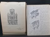 un livre ouvert sur lequel figurent le dessin d'un bâtiment et celui d'une tour horloge