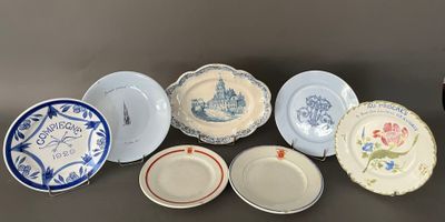 un grand nombre d'assiettes posées sur une table