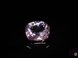 gros plan d'un diamant violet sur une surface noire