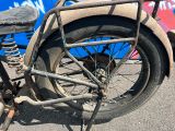 une vieille moto garée dans la rue