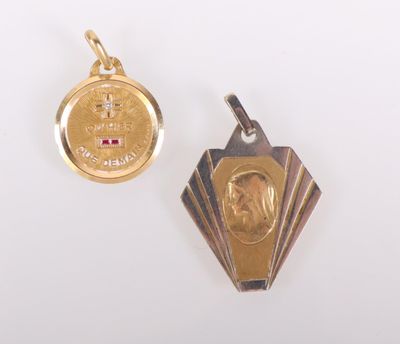 un gros plan d'une médaille d'or et d'une pièce de monnaie posées sur une surface blanche