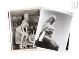 deux photos en noir et blanc d'une femme en bikini posant pour une photo