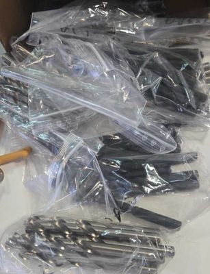 un grand nombre d'outils posés sur une table