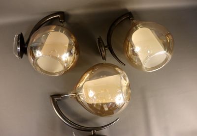 CONCEPT VERRE. Modèle Circe. Suite de trois appliques en mét…