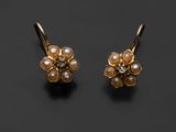 une paire de boucles d'oreilles en or et perles