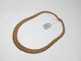 gros plan sur un collier en or portant une étiquette