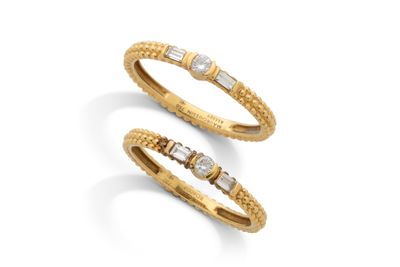 une paire de bagues en or jaune et diamants