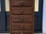 une vieille commode en bois avec un plateau en verre