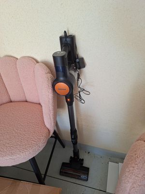 une chaise rose et une chaise rose dans une pièce
