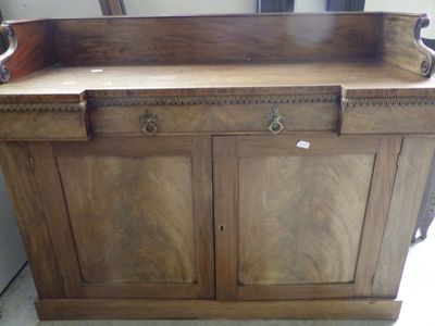 une armoire en bois surmontée d'un miroir