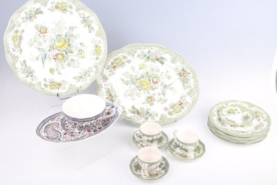 plusieurs assiettes et tasses posées sur une table
