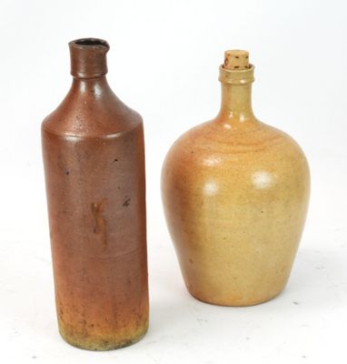 deux vases posés l'un à côté de l'autre sur une surface blanche