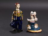une figurine représentant un homme et une femme debout l'un à côté de l'autre