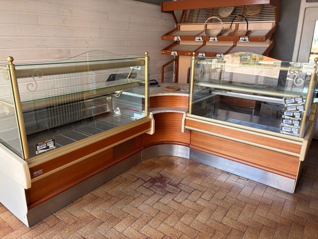 Vitrine d’angle - Une vitrine sèche (L : 100 environ), un comptoi...