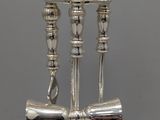un chandelier en argent avec trois bougies