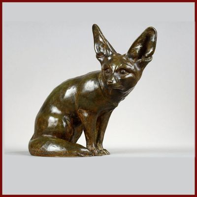 statue d'un chat assis sur ses pattes arrière