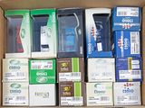 une boîte remplie de gadgets électroniques et d'autres gadgets électroniques