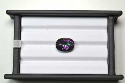 Un quartz "mystique" facetté d'un poids de 13,36 carats (tra…