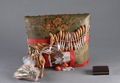 un petit sac contenant divers objets