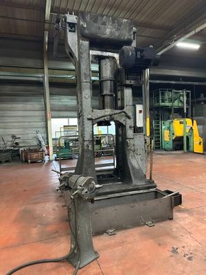 presse à vis (déclarée hors service)