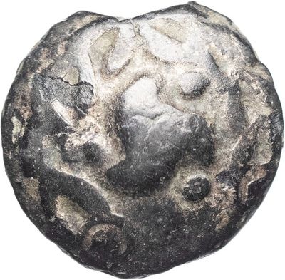 une vieille pièce d'argent sur laquelle figure un motif en noir et blanc