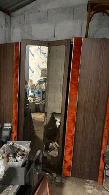 une pièce remplie de bric-à-brac