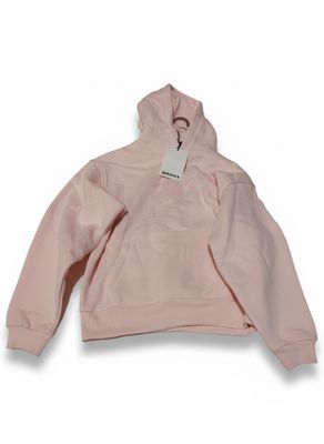 un sweat-shirt rose avec une étiquette blanche dessus