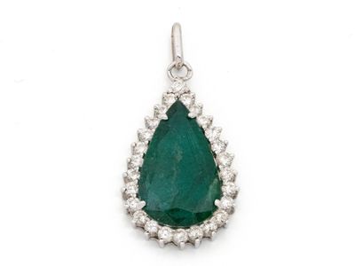 un pendentif en émeraude et diamants