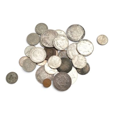 une pile de vieilles pièces de monnaie sur une surface blanche