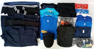 beaucoup de vêtements et de chaussures disposés sur une table