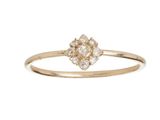 une bague en or jaune sertie d'un bouquet de diamants blancs