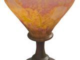un saladier en verre posé sur un socle