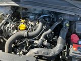 une photo d'un moteur de voiture avec le capot ouvert