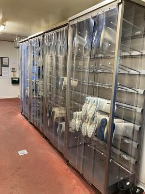 de nombreux rouleaux de papier toilette sur les étagères de la pièce