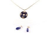 gros plan d'un collier et de boucles d'oreilles sur un mannequin